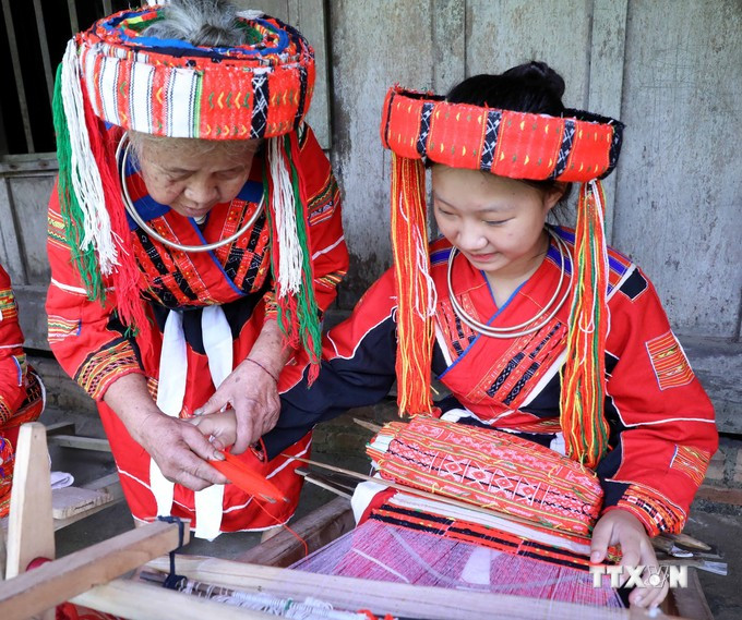 为了保护和传承这些传统服装，红光乡人民委员会举办了多个手工织布培训班，吸引了众多女性参与。