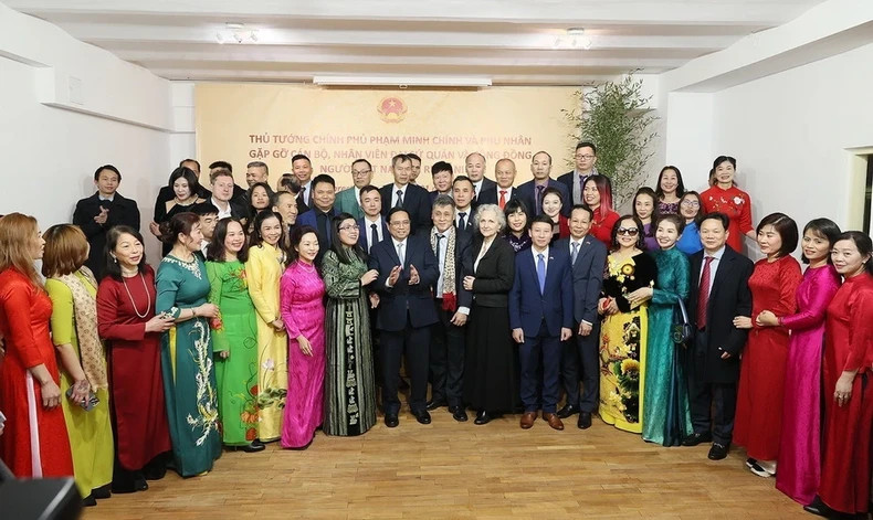 范明正总理和夫人与越南驻罗马尼亚大使馆干部和工作人员以及旅居罗马尼亚越南人社区代表合影。 范明正总理和夫人与越南驻罗马尼亚大使馆干部和工作人员以及旅居罗马尼亚越南人社区代表合影。