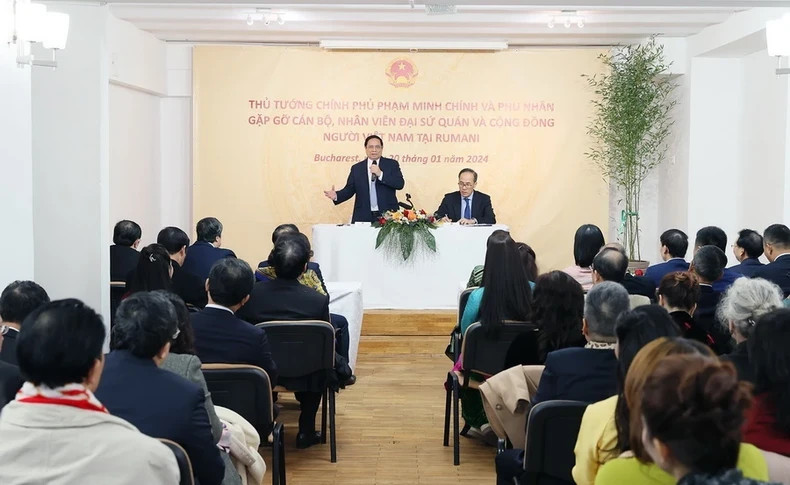 范明正总理在会见中发表讲话。 范明正总理在会见中发表讲话。