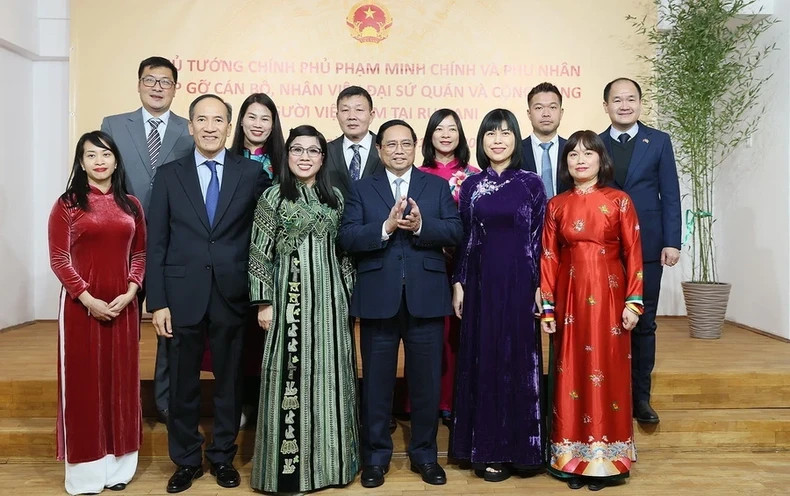 范明正总理和夫人与越南驻罗马尼亚大使馆干部和工作人员合影。 范明正总理和夫人与越南驻罗马尼亚大使馆干部和工作人员合影。