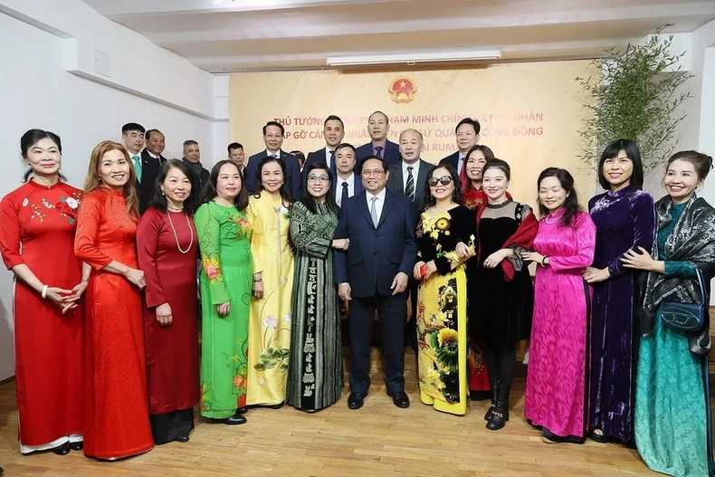 范明正总理和夫人与越南驻罗马尼亚大使馆干部和工作人员合影。 范明正总理和夫人与越南驻罗马尼亚大使馆干部和工作人员合影。