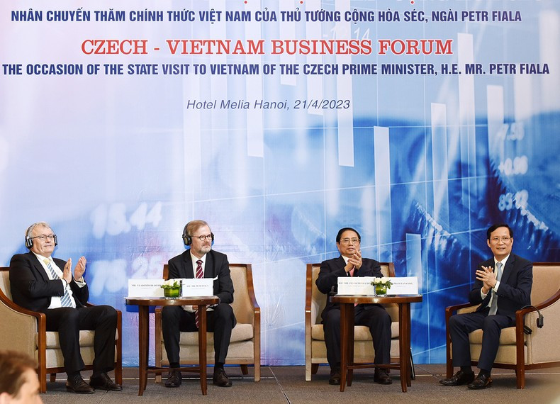 此次论坛旨在增进越捷两国之间的经贸与投资合作关系。 此次论坛旨在增进越捷两国之间的经贸与投资合作关系。