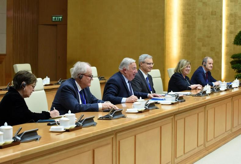 法国参议院议长热拉尔·拉尔歇同法国参议院代表团成员与会。 法国参议院议长热拉尔·拉尔歇同法国参议院代表团成员与会。
