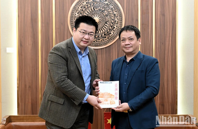 新华社代表向范双河同志赠送纪念品。