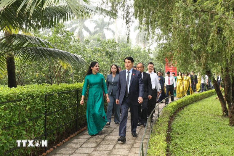 越南国家主席梁强参观设在主席府的胡志明主席遗迹区。