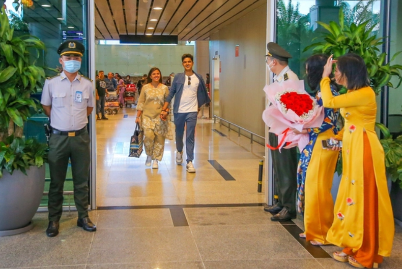 岘港市旅游局领导参加了欢迎仪式,向推沙和高拉夫新人夫妇送上了鲜花。 岘港市旅游局领导参加了欢迎仪式,向推沙和高拉夫新人夫妇送上了鲜花。