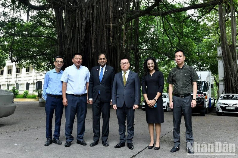 双方代表合影留念。 双方代表合影留念。