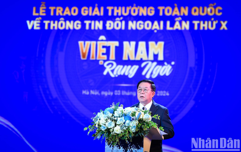 阮重义同志在颁奖仪式上发表讲话。 阮重义同志在颁奖仪式上发表讲话。