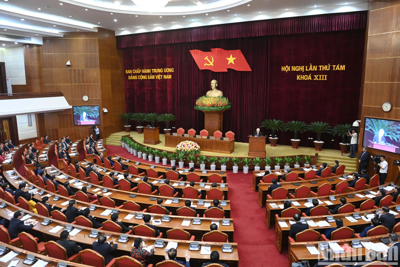 越共第十三届中央委员会第八次全体会议闭幕式场景。