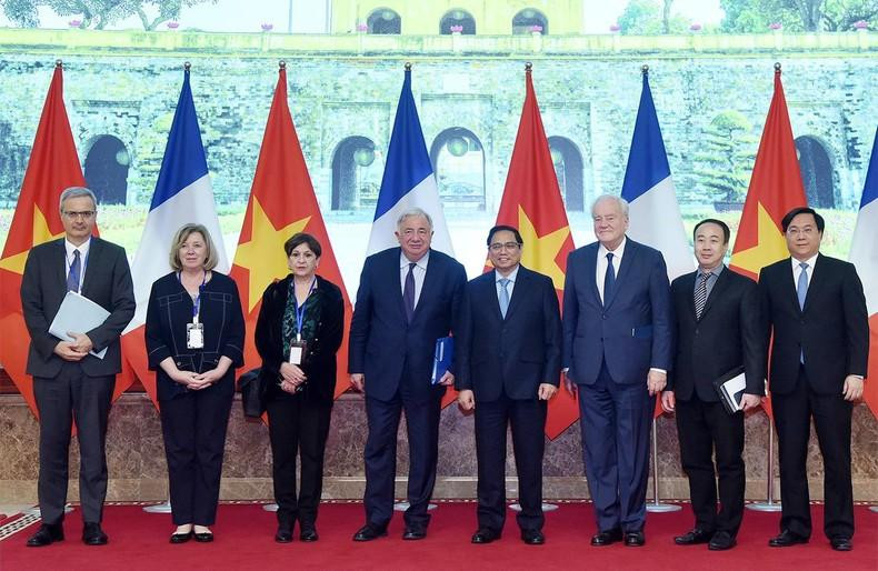 越南政府总理范明正与法国参议院议长热拉尔·拉尔歇同各位代表合影。 越南政府总理范明正与法国参议院议长热拉尔·拉尔歇同各位代表合影。