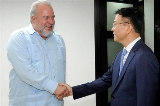 黎成龙部长与古巴总理曼努埃尔·马雷罗·克鲁斯。 黎成龙部长与古巴总理曼努埃尔·马雷罗·克鲁斯。