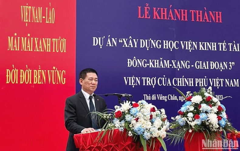 越南财政部部长胡德福在落成典礼上发言。 越南财政部部长胡德福在落成典礼上发言。