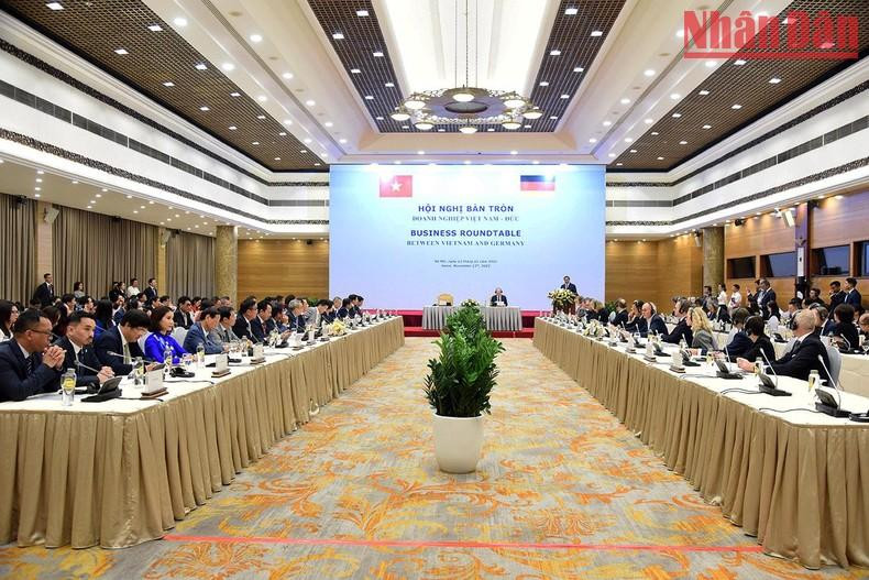 越德企业圆桌会议场景。