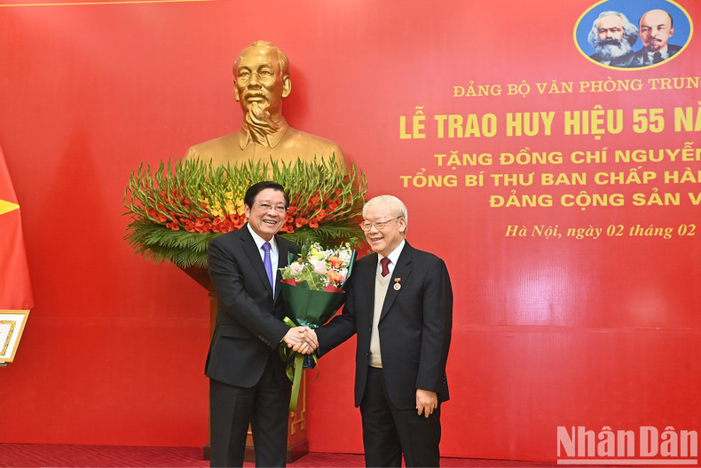 党、国家领导人向阮富仲总书记赠送鲜花表示祝贺。 党、国家领导人向阮富仲总书记赠送鲜花表示祝贺。