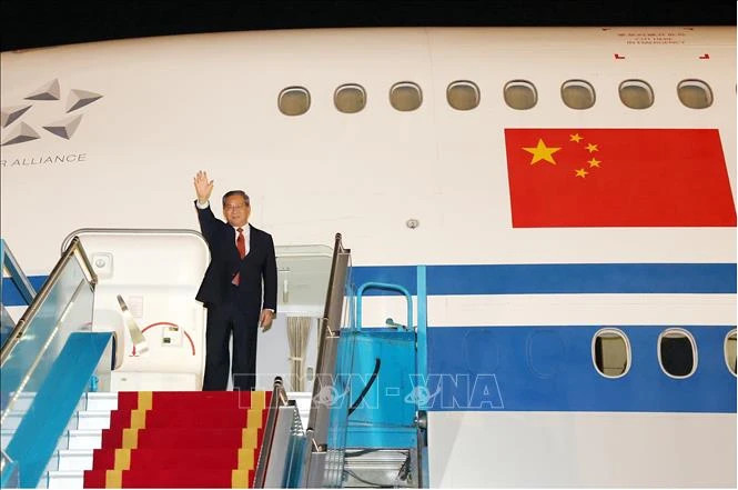 中国国务院总理李强抵达内排国际机场。