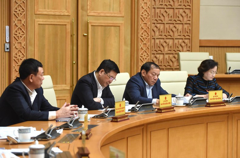 会上,政府总结了2月份和2023年前两个月的社会经济情况,社会经济复苏发展计划执行情况,公共投资资本的分配和拨付进度, 3个国家目标计划的实施情况,改善投资和营商环境,开发国内市场、促进出口的任务和对策,政府第 68/NQ-CP 号决议的执行情况,草拟政府关于继续实施保障医疗物资和药品供应解决方案的决议等。 会上,政府总结了2月份和2023年前两个月的社会经济情况,社会经济复苏发展计划执行情况,公共投资资本的分配和拨付进度, 3个国家目标计划的实施情况,改善投资和营商环境,开发国内市场、促进出口的任务和对策,政府第 68/NQ-CP 号决议的执行情况,草拟政府关于继续实施保障医疗物资和药品供应解决方案的决议等。