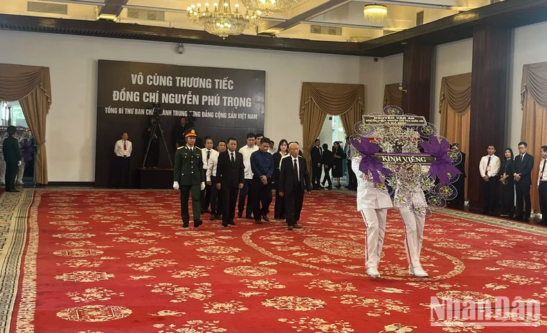 原越共中央政治局委员、原越南国会主席阮文安家属吊唁越共中央总书记阮富仲。