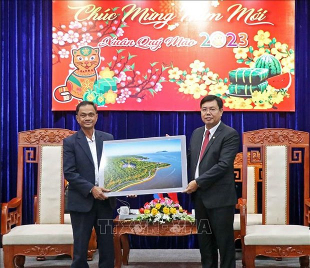 金瓯省人民议会主席阮进海向戈公省议会主席凯萨鲁姆赠送礼物。