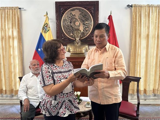 委内瑞拉游击队向越南驻委内瑞拉大使武忠美赠送作者南希·赞布拉诺的《加拉加斯城市游击队战斗的故事》一书。 委内瑞拉游击队向越南驻委内瑞拉大使武忠美赠送作者南希·赞布拉诺的《加拉加斯城市游击队战斗的故事》一书。