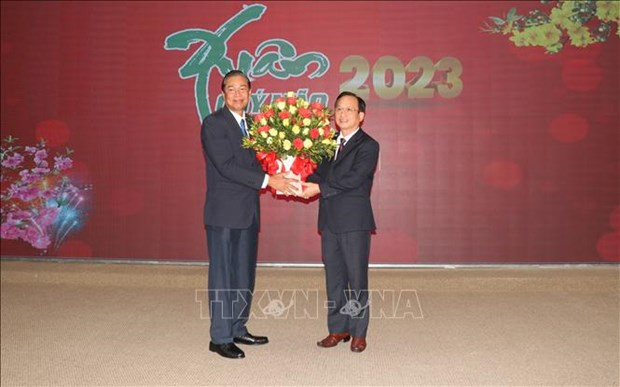 柬埔寨西哈努克省人民议会主席冯帕纳向薄辽省人民委员会主席范文韶赠送花篮。