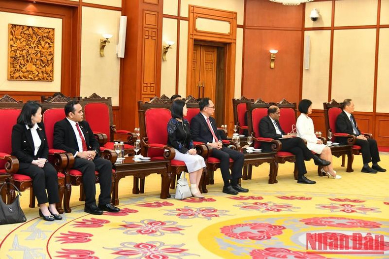 新加坡共和国高级代表团。