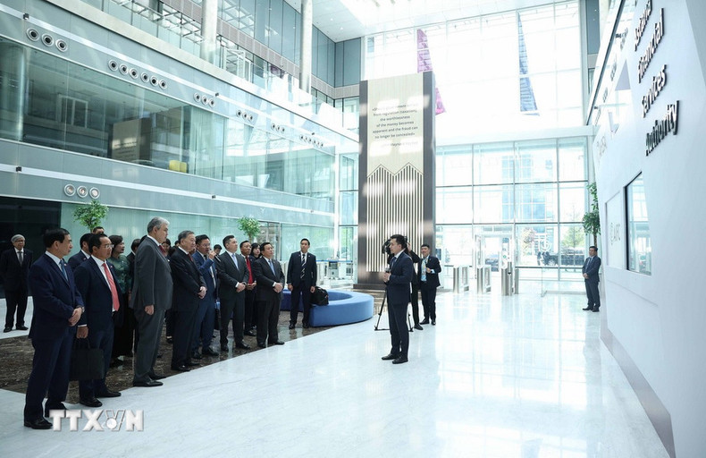 苏林总书记造访阿斯塔纳国际金融中心。