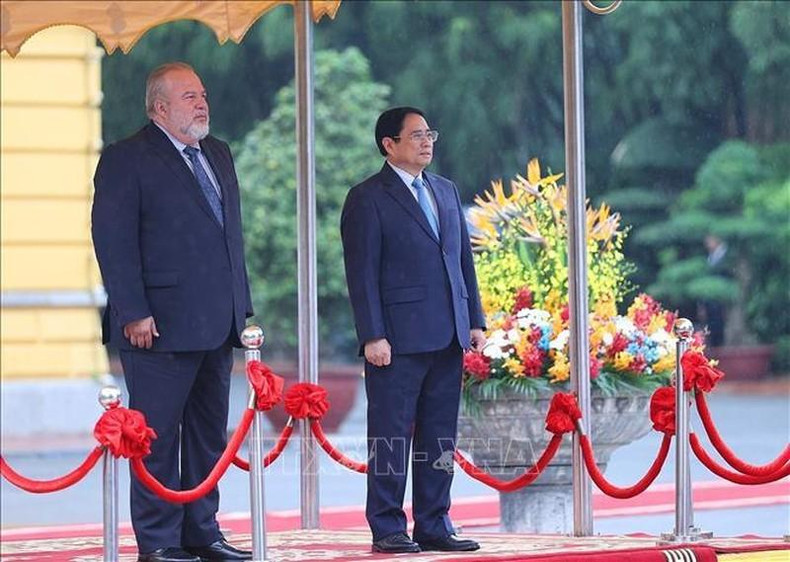 军乐团演奏越古两国国歌。 军乐团演奏越古两国国歌。