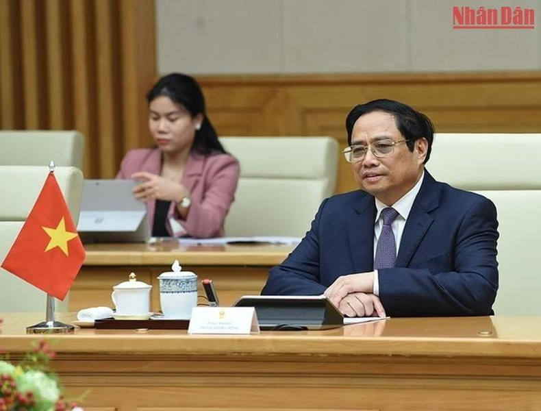 越南政府总理范明正发表讲话。