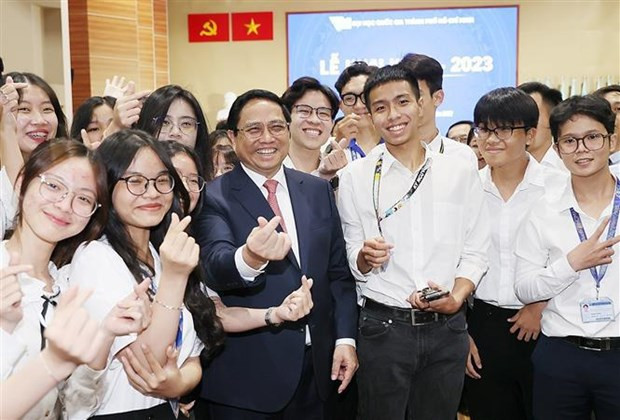 范明正总理与胡志明市国家大学学生合影。 范明正总理与胡志明市国家大学学生合影。