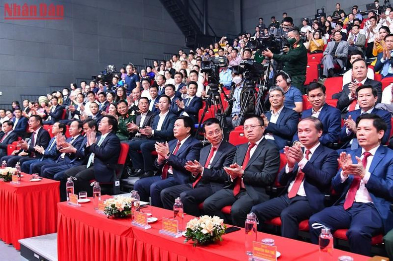 党、国家领导人和各位代表出席颁奖仪式。 党、国家领导人和各位代表出席颁奖仪式。