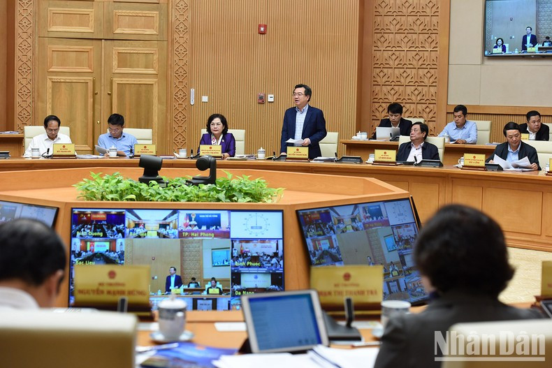 建设部部长阮青议在会上发表讲话。 建设部部长阮青议在会上发表讲话。