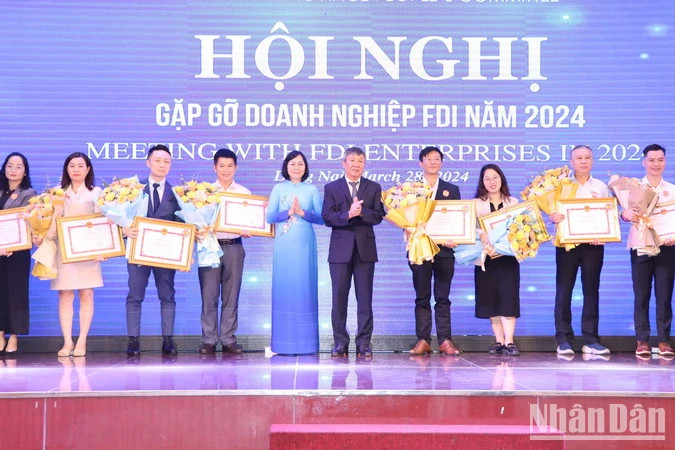 同奈省领导向取得突出成绩和为当地经济做出贡献的外资企业颁发了奖状。 同奈省领导向取得突出成绩和为当地经济做出贡献的外资企业颁发了奖状。