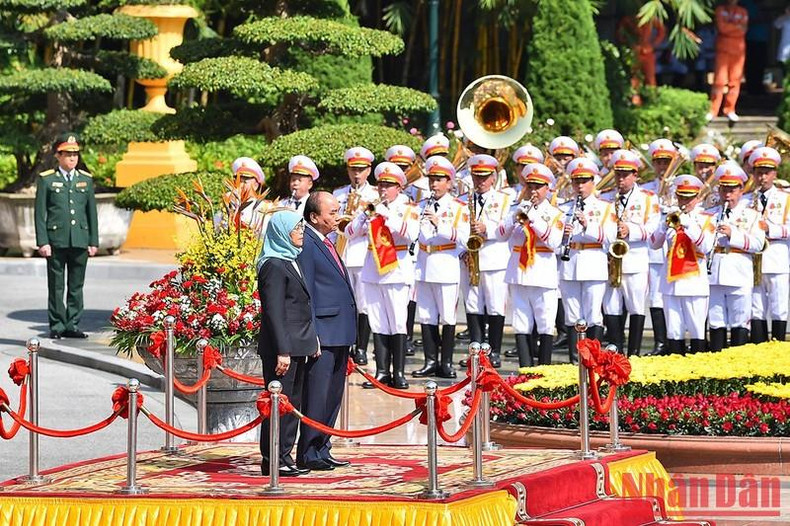 军乐团演奏越新两国国歌。 军乐团演奏越新两国国歌。