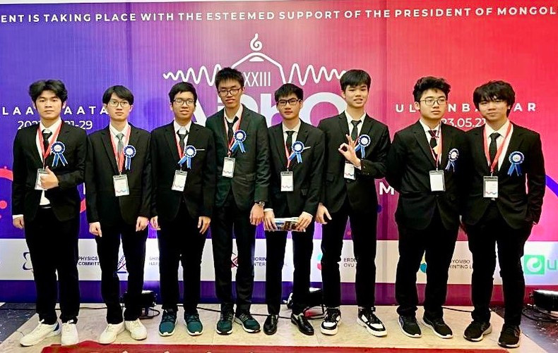 参赛的8名越南学生。 参赛的8名越南学生。