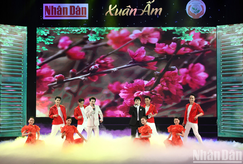 多年来,鉴于整个社区、各组织和捐助者的携手帮扶,越南种子基金会已向许多受益人颁发了数千份奖学金和数十间情义屋。 多年来,鉴于整个社区、各组织和捐助者的携手帮扶,越南种子基金会已向许多受益人颁发了数千份奖学金和数十间情义屋。