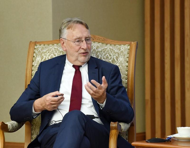 欧洲议会国际贸易委员会主席兰格发表讲话。