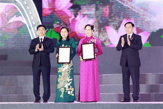 国会主席王廷惠代表党和国家领导人向河南省授予承认河南省优(Giàu)寺石碑和仙内铜鼓两件国宝的决定书。 国会主席王廷惠代表党和国家领导人向河南省授予承认河南省优(Giàu)寺石碑和仙内铜鼓两件国宝的决定书。