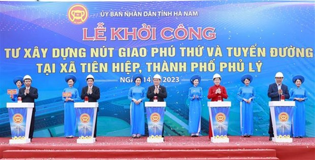 国会主席王廷惠出席连接惹桥(Cầu Giẽ)—宁平高速公路与五环路平行高速公路的富次交通枢纽建设项目开工仪式。 国会主席王廷惠出席连接惹桥(Cầu Giẽ)—宁平高速公路与五环路平行高速公路的富次交通枢纽建设项目开工仪式。