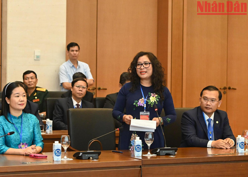 事实出版社芹苴市分社社长武芳玲发表讲话。