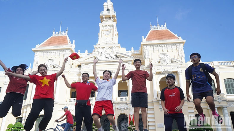 孙德胜大学学生们欢庆九·二国庆节。