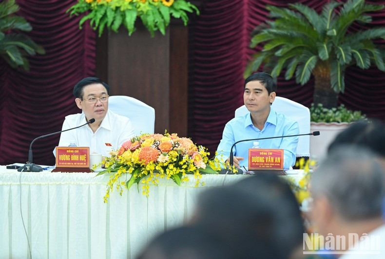 国会主席王廷惠在会上发表讲话。