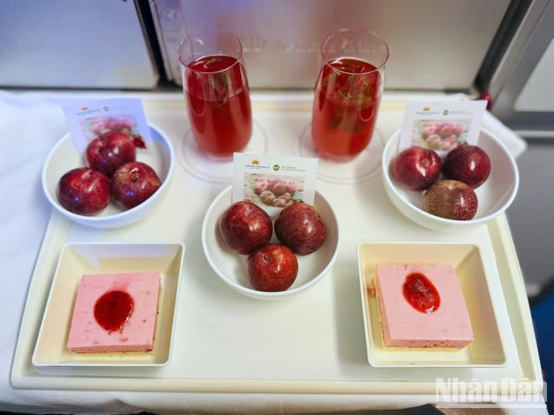 越航各条国内和国际航线上向旅客提供新鲜李子或李子茶饮料。