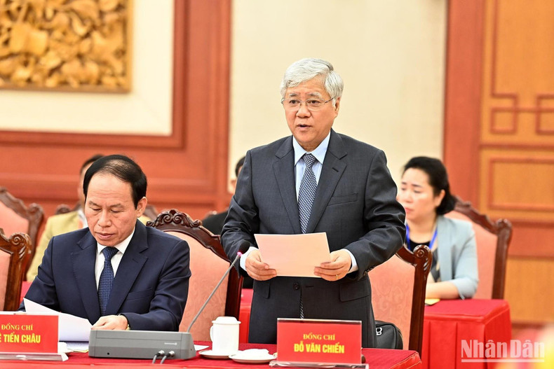 越南祖国阵线中央委员会主席杜文战发表讲话。 越南祖国阵线中央委员会主席杜文战发表讲话。