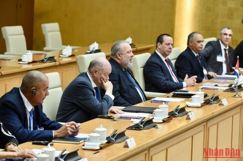 古巴总理曼努埃尔•马雷罗•克鲁斯与古巴政府代表团成员。(陈海 摄) 古巴总理曼努埃尔•马雷罗•克鲁斯与古巴政府代表团成员。(陈海 摄)