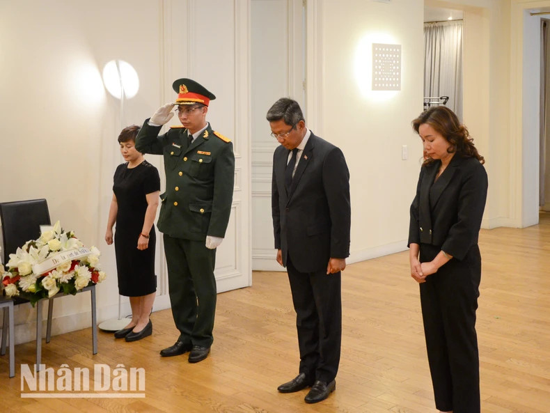 柬埔寨驻法国大使David Luy吊唁阮富仲总书记。(明维 摄) 柬埔寨驻法国大使David Luy吊唁阮富仲总书记。(明维 摄)