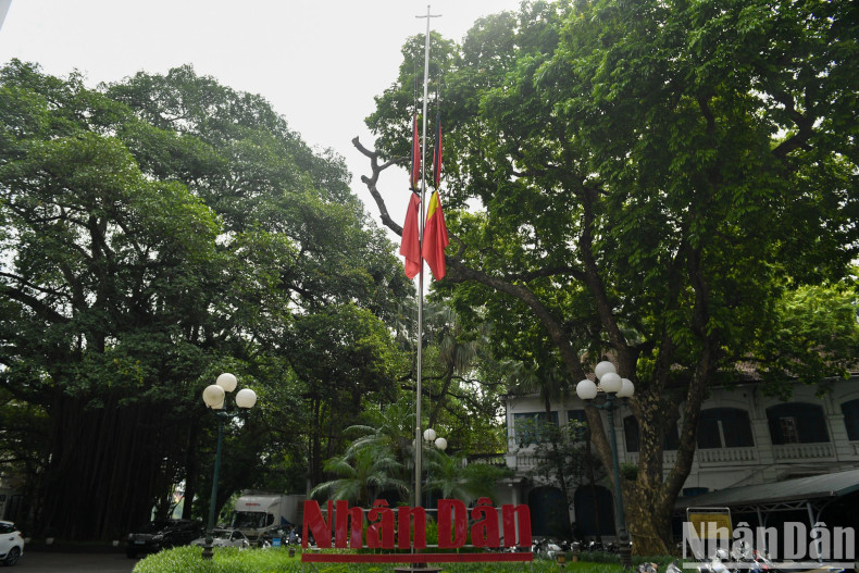 《人民报》社降半旗志哀。 《人民报》社降半旗志哀。