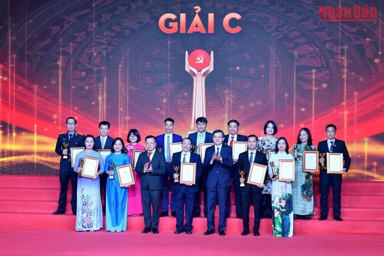 越共中央委员、《人民报》社总编辑、中央宣教部副部长、越南新闻工作者协会主席黎国明和越共中央委员、《共产主义》杂志社总编辑段明训向获奖者授予C级奖。 越共中央委员、《人民报》社总编辑、中央宣教部副部长、越南新闻工作者协会主席黎国明和越共中央委员、《共产主义》杂志社总编辑段明训向获奖者授予C级奖。