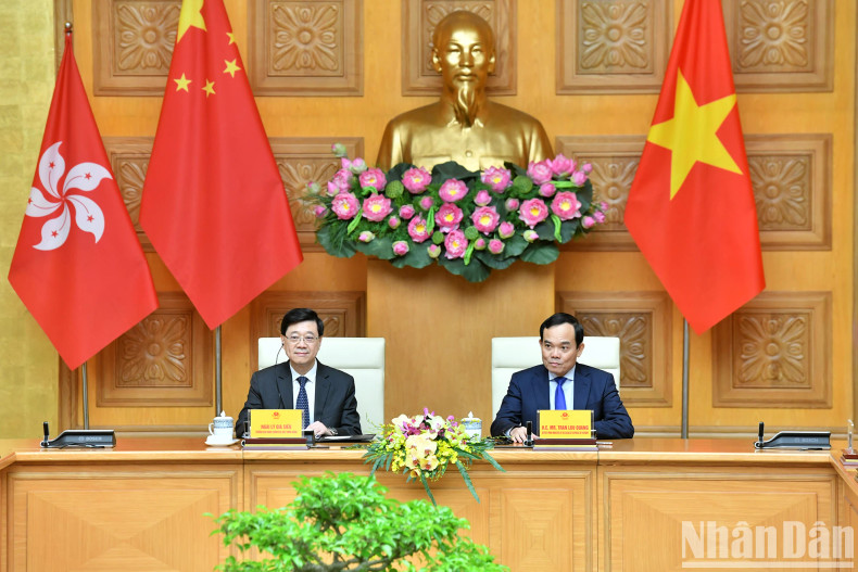 越南政府副总理陈流光与中国香港特别行政区行政长官李家超共同主持越南与中国香港企业座谈会。 越南政府副总理陈流光与中国香港特别行政区行政长官李家超共同主持越南与中国香港企业座谈会。