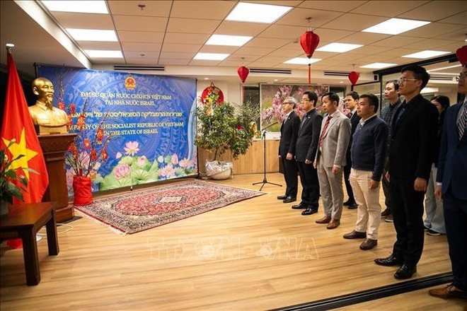 各位代表向国旗敬礼。 各位代表向国旗敬礼。