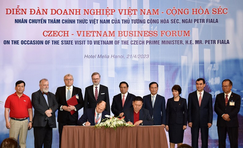 范明正总理与彼得•菲亚拉总理出席捷克航空公司与越捷航空公司关于合作制定飞行员基本培训计划、为越捷和地区航空业提供飞行员培训的合作协议签字仪式。 范明正总理与彼得•菲亚拉总理出席捷克航空公司与越捷航空公司关于合作制定飞行员基本培训计划、为越捷和地区航空业提供飞行员培训的合作协议签字仪式。